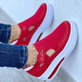 Tenis deportivo de mujer Fashion color rojo con suela blanca gruesa - detalle lateral en pie con jeans