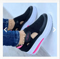 Tenis deportivo de mujer Fashion color negro con suela blanca gruesa - detalle lateral en pie con jeans