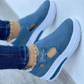 Tenis deportivo de mujer Fashion color azul con suela blanca gruesa - detalle lateral en pie con jeans
