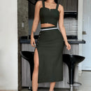 Conjunto falda y blusa 2132 color verde militar  con cierre frontal y falda con abertura lateral - vista frontal

