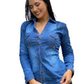 Blusa para dama en jean H167 color azul medio , manga larga con botones dorados y bolsillos frontales - vista frontal
