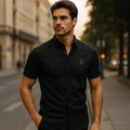 Camisa Bradbury Chalis Premium color negro, manga corta con logo bordado - hombre en calle urbana