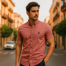 Camisa Bradbury Chalis Premium color rosada, manga corta con logo bordado - hombre en calle urbana