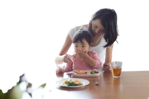 Mãe acolhendo o bebê durante um momento de carinho e conexão.