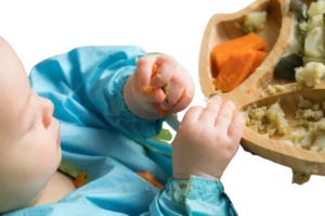 Bebê desenvolvendo o paladar e a autonomia durante a introdução alimentar.