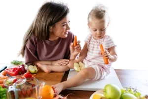 Bebê experimentando novos alimentos durante a introdução alimentar de forma gradual e respeitosa.